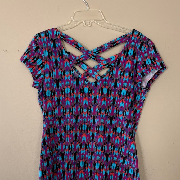 Short Sleeve Top - Multicolor Geometric - Picture 3 of 3